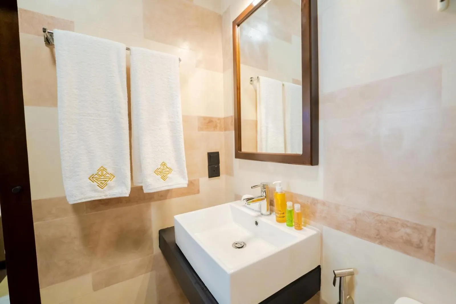 Katunayaka Limeshine - Airport Transit Hotels & Residences