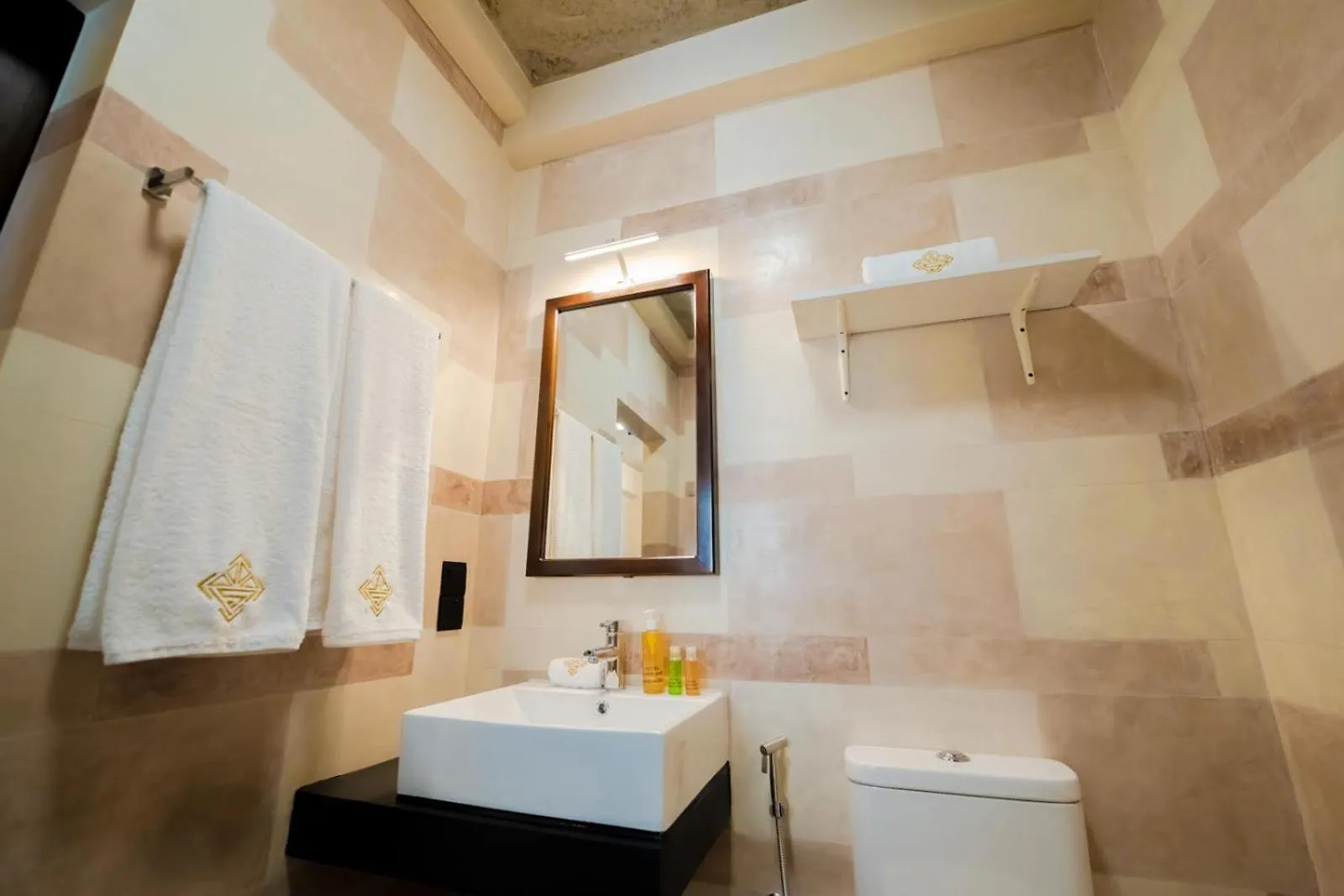 Katunayaka Limeshine - Airport Transit Hotels & Residences